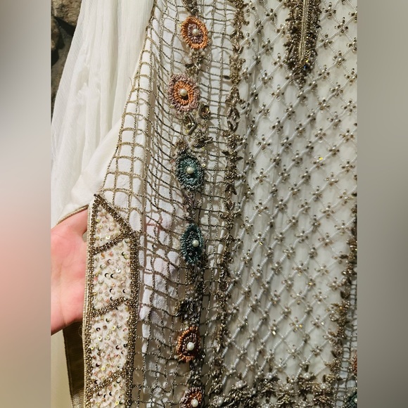 Pakistani Custom-Made Ivory & Gold Embroidered 2-Piece Suit – Size S - Picture 11 of 12